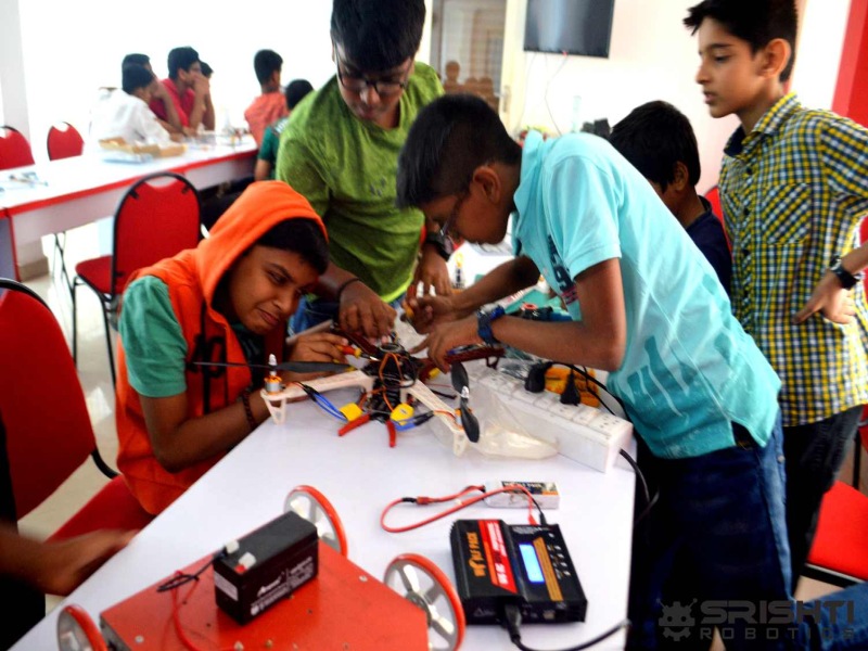 Robotics workshops for municipal students; Experiments in Marathi, English secondary class | पालिकेच्या विद्यार्थ्यांसाठी रोबोटिक्स कार्यशाळा; मराठी, इंग्रजी माध्यमिक वर्गात प्रयोग