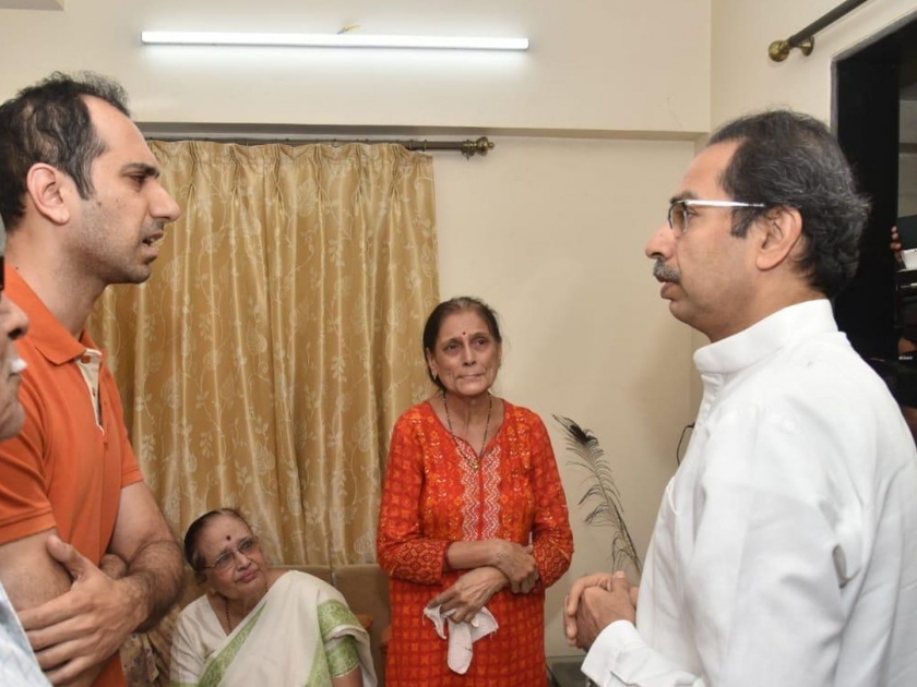 Chief Minister Uddhav Thackeray met the Vikas Sabnis family | ‘व्यंगनगरी’ मूक झाली; मुख्यमंत्री उद्धव ठाकरे यांच्याकडून सबनीस कुटुंबाचे सांत्वन