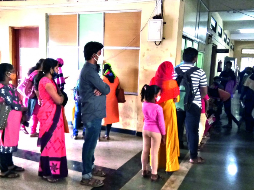 You have to wait in line for hours for Aadhaar update | आधार अपडेटसाठी तासनतास थांबावे लागते रांगेत