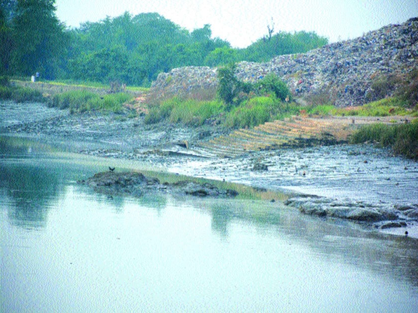Water pollution due to waste, dumping overflow of Adharwadi | कचऱ्यामुळे होतेय जलप्रदूषण, आधारवाडी डम्पिंग ओव्हरफ्लो