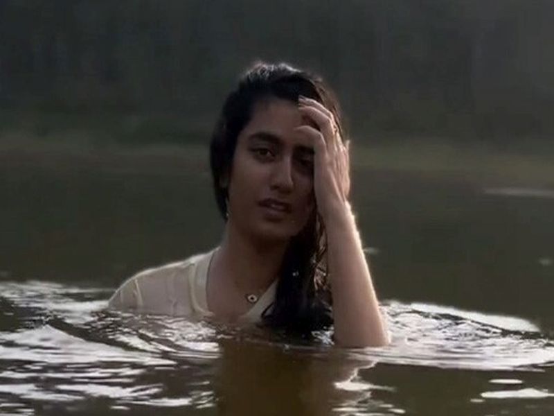 Priya Prakash Varrier has shared a video on her Instagram account | नजरेने घायाळ करणारी 'नॅशनल क्रश' प्रिया बनली जलपरी, व्हिडीओची रंगली तुफान चर्चा