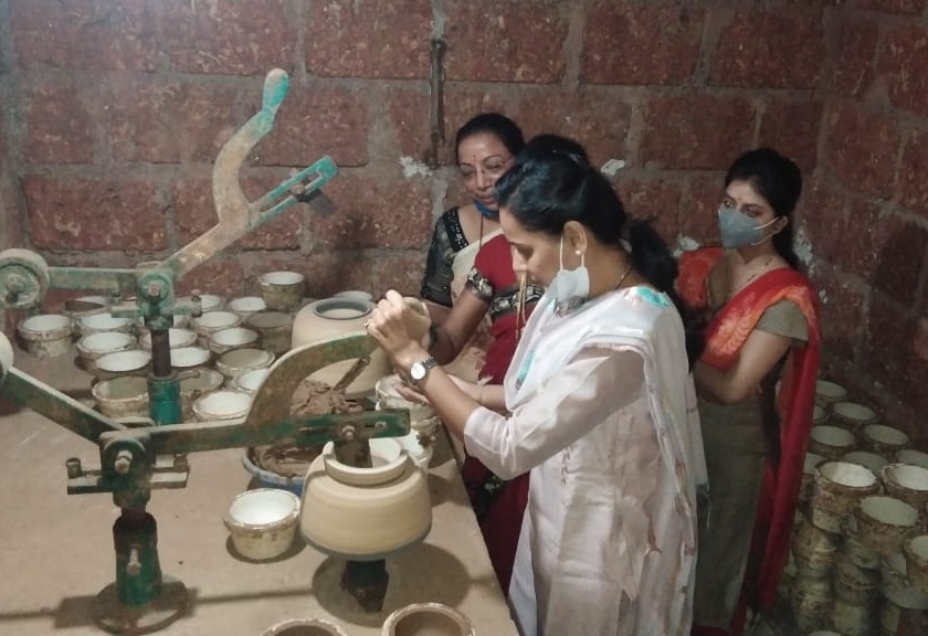 Minister of State Aditi Tatkare experienced the joy of making pots from clay | राज्यमंत्री आदिती तटकरे यांनी अनुभवला मातीपासून भांडी बनविण्याचा आनंद