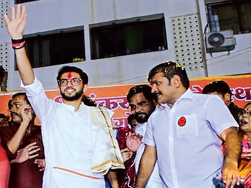 Maharashtra Election 2019: Shiv Sena keen to field Aditya Thackeray use lungi for rally, Posters of Aditya in Urdu, Gujarati, Hindi and several south Indian languages | Maharashtra Election 2019 : काळाचा महिमा... बाळासाहेबांनी ज्या लुंगीला केला विरोध; तीच लुंगी नेसून आदित्य ठाकरेंचा प्रचार!