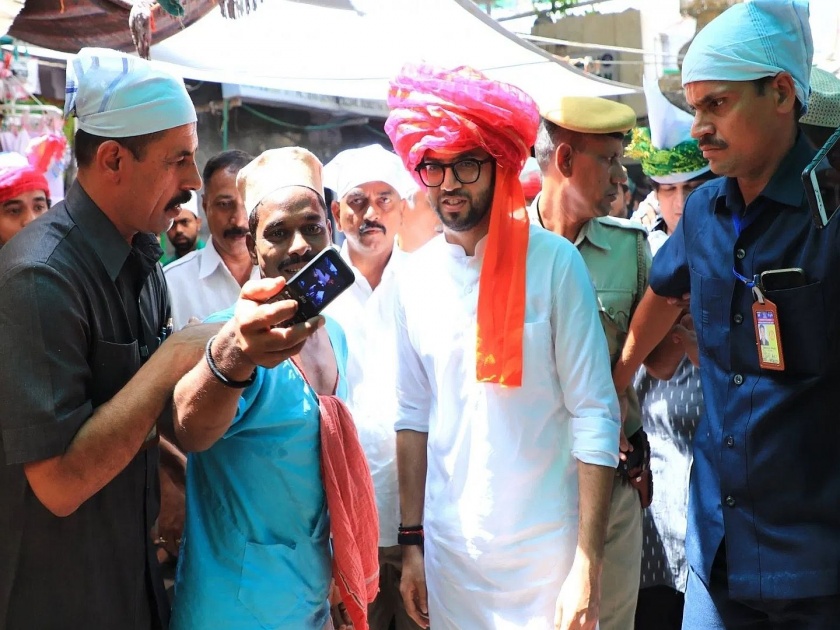 social media claims shiv sena leader aditya thackeray visits ajmer dargah to become cm | मुख्यमंत्रीपदासाठी आदित्य ठाकरेंची अजमेर शरीफ दर्ग्याला भेट? जाणून घ्या सत्य