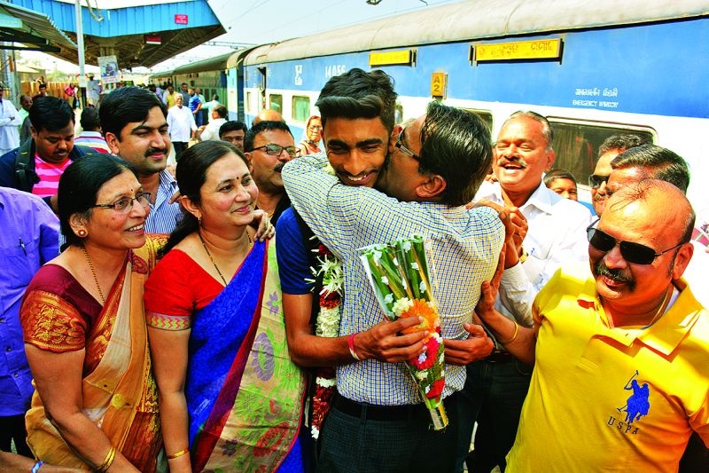 Aditya Thackeray's homecoming of World Cup winning Indian team in Akolatan | विश्‍वचषक विजेत्या भारतीय संघातील आदित्य ठाकरेचे अकोल्यात स्वगृही आगमन