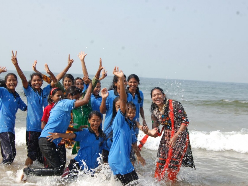 Ratnagiri: Seeing the world of village plink, I went to school, said students of Naxalite affected villages who were riding on sea waves. | रत्नागिरी : गावापलिकडचं जग पाहून हरखून गेलो, समुद्राच्या लाटांवर स्वार झालेल्या नक्षलवादी प्रभावित गावांमधील विद्यार्थ्यांचे उद्गार