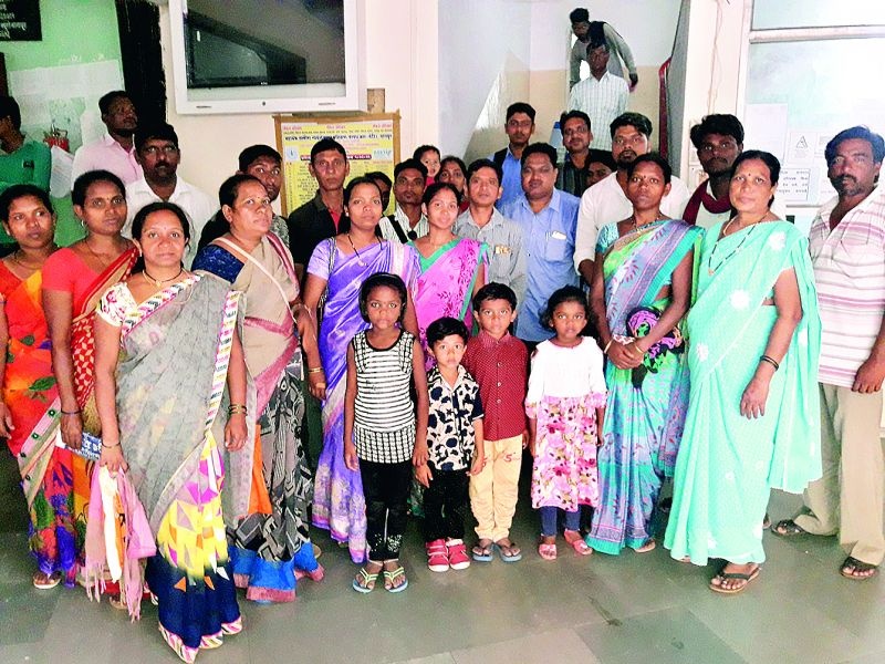With the parents of tribal children in Nagpur, thiyya at Adiwasi Commissionarate | नागपुरात आदिवासी मुलांचा पालकांसह आयुक्तालयावर ठिय्या
