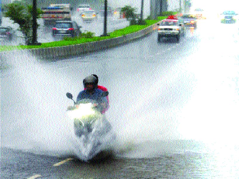Sunday's rains in the rainy season | धुवाधार पावसात रविवारची धम्माल'