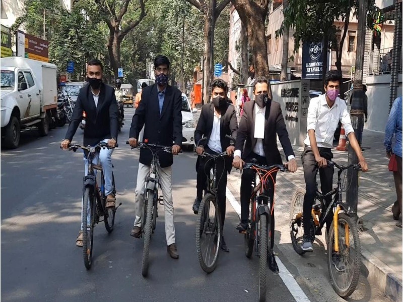 Petrol-diesel affordability ....; Then some lawyers from Pune reached the court on cycles | पेट्रोल-डिझेल परवडेना....; मग काय पुण्यातील काही वकील पोहचले चक्क सायकलवर कोर्टात 