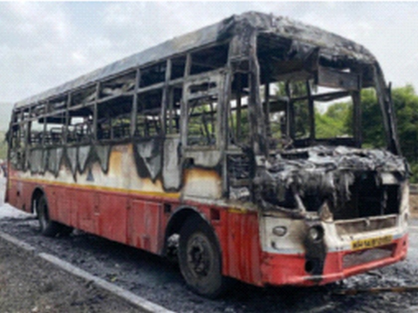 Thrill of The Burning Bus at Karnala Sanctuary; 52 passengers survived the accident, ST was burnt to ashes | कर्नाळा अभयारण्यात द बर्निंग बसचा थरार; दुर्घटनेतून ५२ प्रवासी वाचले, एसटी जळून खाक