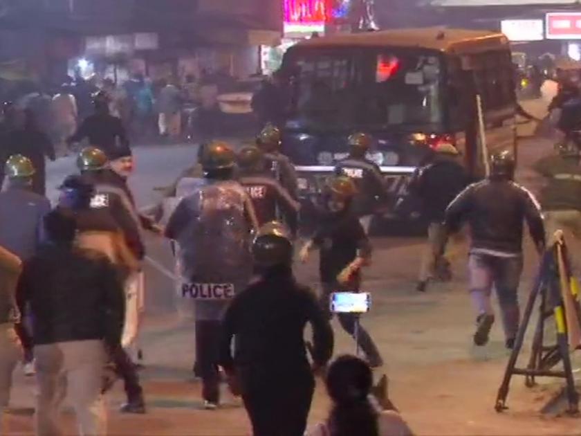 Left-BJP workers clash in Kolkata; Policeman lathi charge after stone pelting | कोलकातामध्ये डावे-भाजपा विद्यार्थी संघटना भिडल्या; दगडफेकीनंतर पोलिसांचा लाठीमार