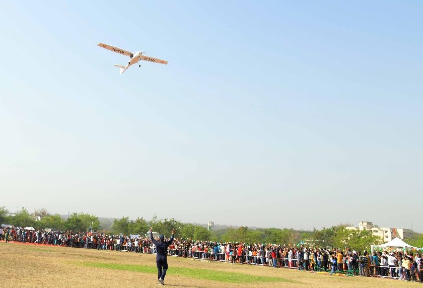 The thrill of aeromodelling in the skies of Nagpur | नागपूरच्या आकाशात एरोमॉडेलिंगचा थरार; २५ एरोमॉडल्सचे हवेत प्रात्यक्षिक