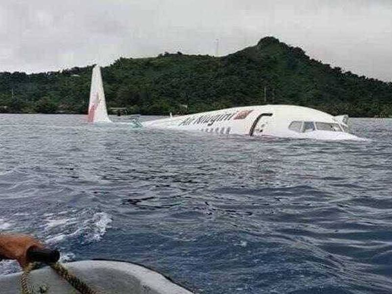 air niugini plane overshoots runway sinks sea lagoon papua new guinean | लँडिंगदरम्यान रनवेवरून घसरलं विमान अन् थेट गेलं समुद्रात