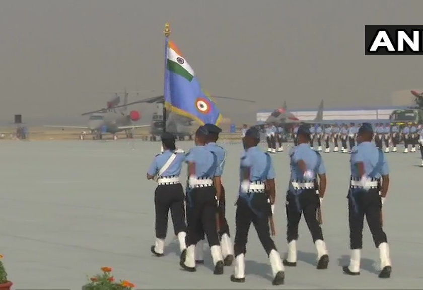 IAF Day 2020: indian air force day flypast rafale chinook fighter planes hindon air base | IAF Day 2020 : भारतीय हवाई दलाचा 88वा स्थापना दिवस, पंतप्रधानांकडून जवानांना शुभेच्छा! 