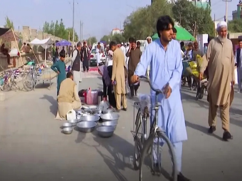 afghanistan taliban people selling household items bed kitchen furniture item taliban | Afghanistan : काबुलमध्ये परिस्थिती बिकट; फर्निचर-किचनमधील सामान विकून लोकं करतायत आपल्या गरजा पूर्ण