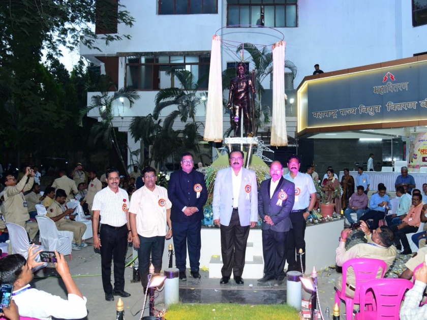 janamitra statue unveiled at tejashree building Kalyan on the occasion of mahavitran's lineman's day | महावितरणच्या लाईनमन दिनानिमित्त कल्याणच्या तेजश्री' इमारतीत जनमित्राच्या पुतळयाचे अनावरण