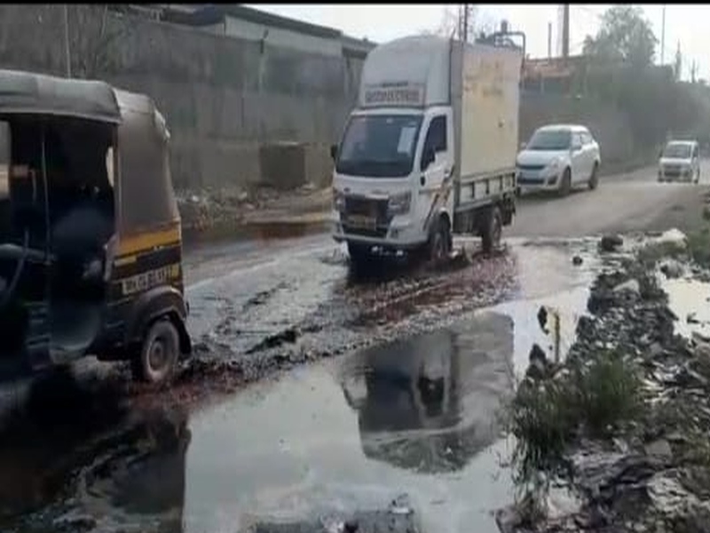 Chemical water directly on the road; Cars run through the same sewage in kalyan-dombivali | भयानक! केमिकलचे पाणी थेट रस्त्यावर; त्याच सांडपाण्यातूनच धावतायेत गाड्या