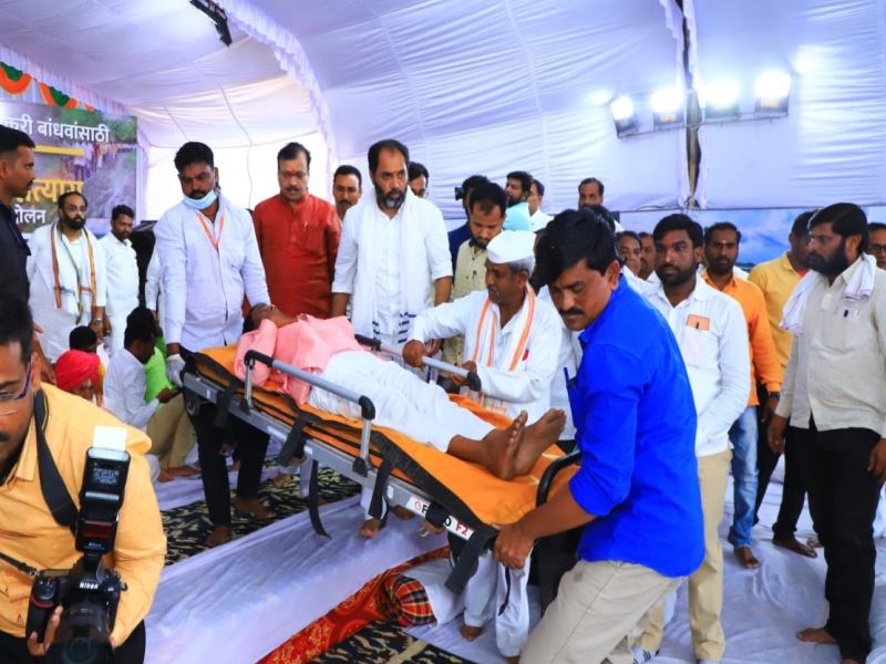 BJP's hunger strike continues in Latur to protest the state government; two person were hospitalized | लातूरमध्ये राज्य सरकारच्या निषेधार्थ भाजपाचे अन्नत्याग आंदोलन सुरूच; दोघे रुग्णालयात दाखल