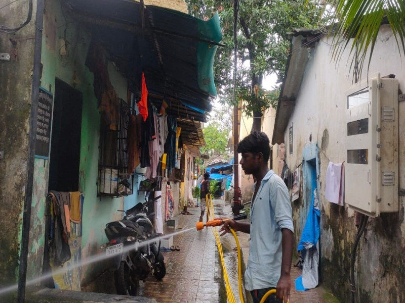 Spray disinfectant in waterlogged colonies; Orders of KDMC Commissioner | अतिवृष्टीमुळे पाणी साचलेल्या वसाहतींमध्ये जंतूनाशक फवारणी करा; केडीएमसी आयुक्तांचे आदेश