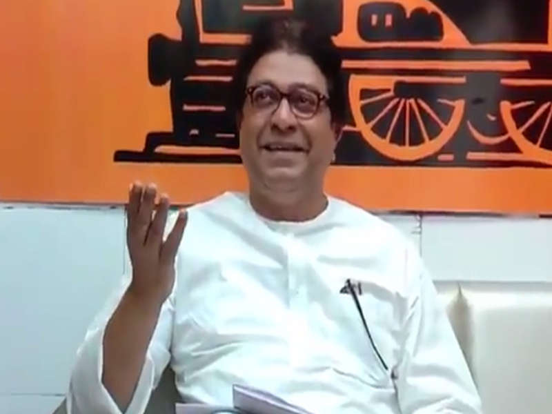 MNS chief Raj Thackeray is on a tour of Pune today. At that time, there was a crowd of journalists and photographers | Video: ...अन् राज ठाकरे मिष्किलपणे म्हणाले, 'मी काय कुंद्रा आहे का?'