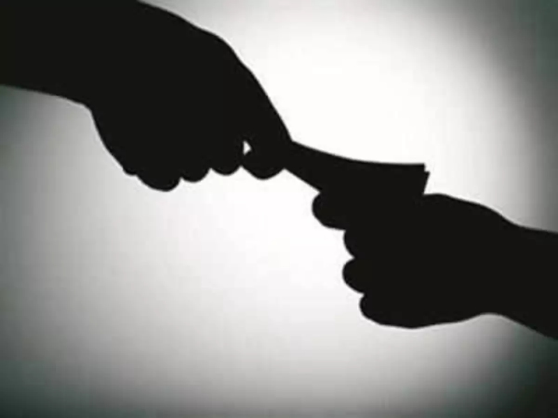 In Bhiwandi, a Congress sanctioned corporator was caught taking a bribe of Rs 50 lakh | भिवंडीत काँग्रेस स्वीकृत नगरसेवकाला पन्नास लाख रुपयांची लाच घेताना पकडले