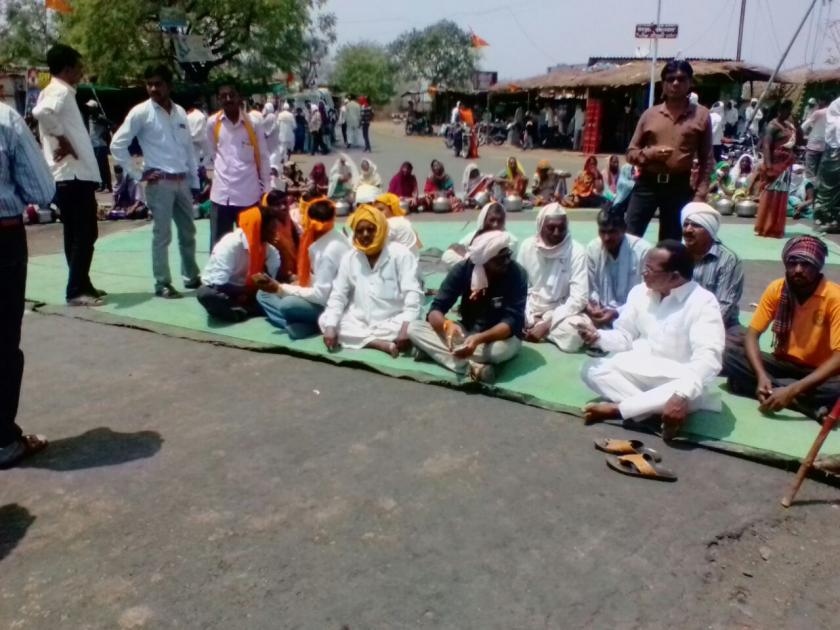 villagers agitation on the Karanja-Manora road for water | पाण्यासाठी भोयणीवासिंयाचे कारंजा-मानोरा मार्गावर आंदोलन 