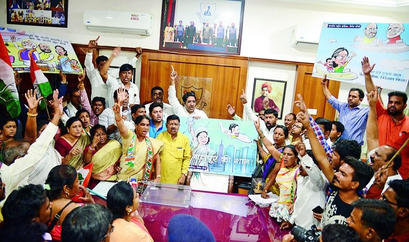 Opposition sloganeering with the banner on the mayor's chair | नागपुरात महापौरांच्या खुर्चीवर बॅनर धरून विरोधकांची नारेबाजी 
