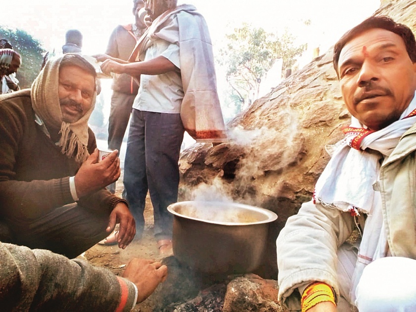The protesters demanded to give time to meet the Chief Minister at Aurangabad | मुख्यमंत्र्यांना भेटीसाठी वेळ देण्याच्या मागणीसाठी आंदोलकांनी केला रस्त्यावरच स्वयंपाक 