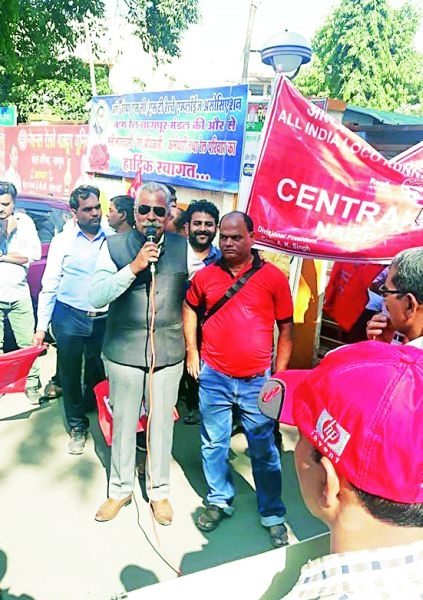 Railway guards protest against privatization in Nagpur | खाजगीकरणाच्या विरोधात रेल्वे गार्डचे नागपुरात आंदोलन