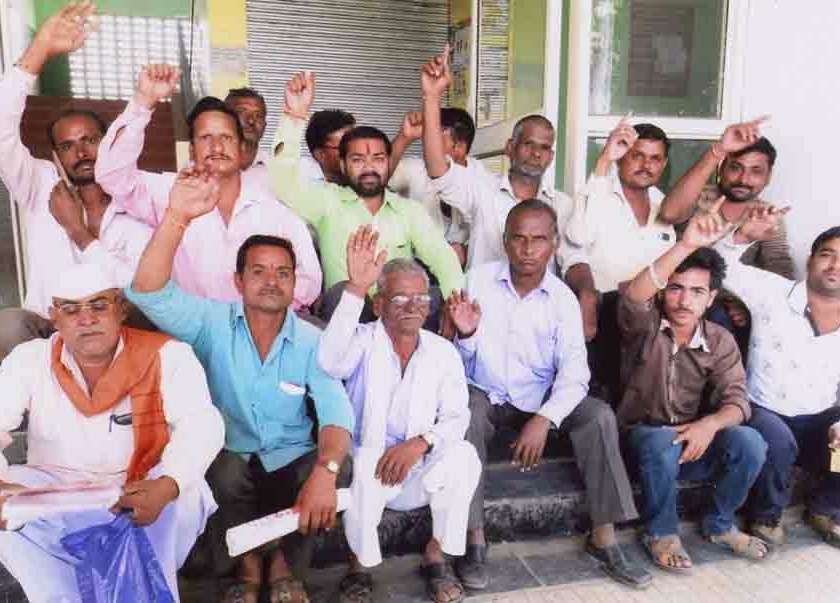 Swabhimani Shetkari Sanghatana agitation in the office of MSEDCL | स्वाभिमानी शेतकरी संघटनेचे महावितरणच्या कक्षात ठिय्या आंदोलन