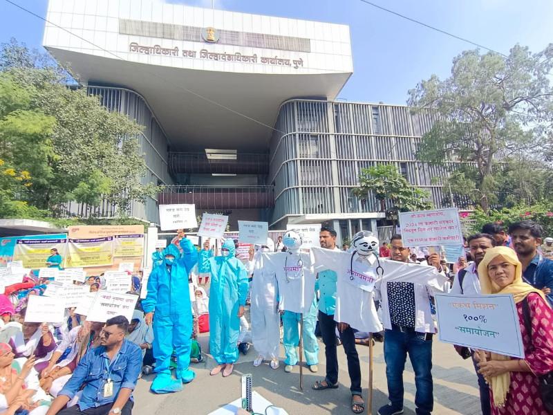 Protest of 'NHM' employees towards Pune Collector's office | ‘एनएचएम’ च्या कर्मचा-यांचे पुणे जिल्हाधिकारी कार्यालयासमाेर आंदाेलन