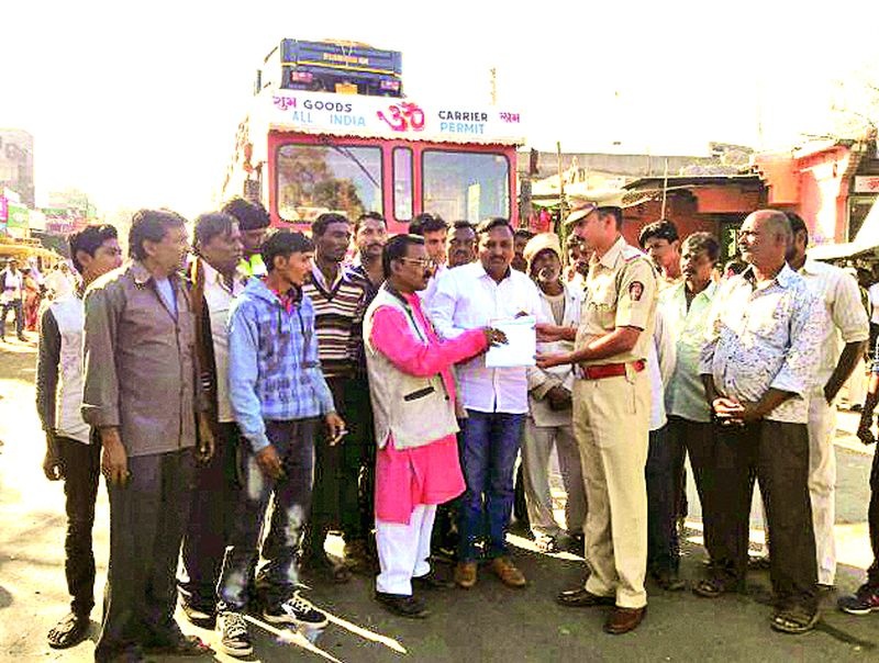 Stop the path of Congress workers in Odisha; Traffic disorder | उंद्रीमध्ये काँग्रेस कार्यकर्त्यांचा रास्ता रोको; वाहतूक विस्कळीत