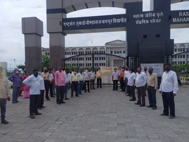 Nagpur University employees staged stop writing agitation | नागपूर विद्यापीठ कर्मचाऱ्यांचे लेखणी बंद आंदोलन