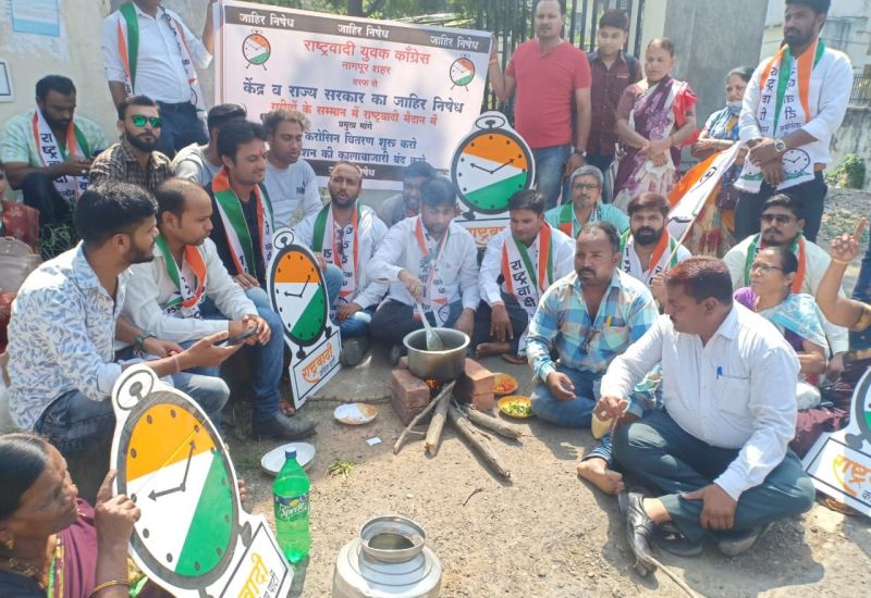 By lighting chula NCP has agitated in Nagpur | नागपुरात चूल पेटवून राष्ट्रवादीने केले आंदोलन