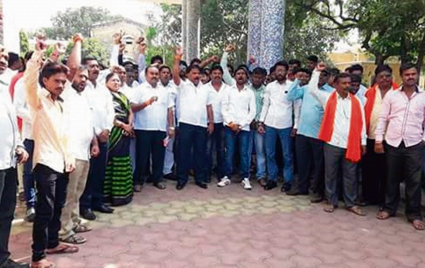 Shiv Sena's district-level stir | शिवसेनेचे जिल्हाभर ठिय्या आंदोलन