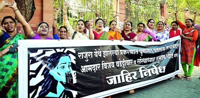 'Atrocity' against Wadettawar, Dhanorkar: Women's Morcha agitation | वडेट्टीवार, धानोरकर यांच्या विरोधात ‘अ‍ॅट्रॉसिटी’ लावा : महिला मोर्चातर्फे निदर्शने