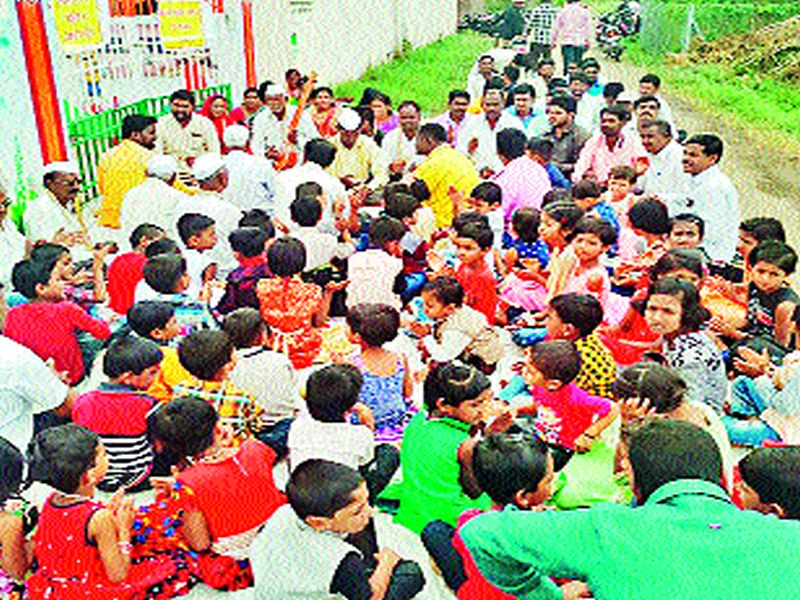 Bhajan-Keertan performed at the entrance to cancel the transfer of teachers | शिक्षकांची बदली रद्द करण्यासाठी प्रवेशद्वारावर केले भजन-कीर्तन