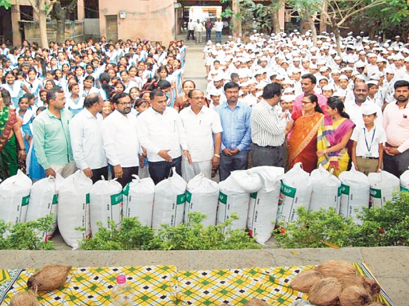 Agnipankh Foundation in Srigonda had 11 tons of grains allocated | श्रीगोंदा येथील अग्नीपंख फौंडेशनने राज्यातील ११ अनाथालयांना वाटले दहा टन धान्य