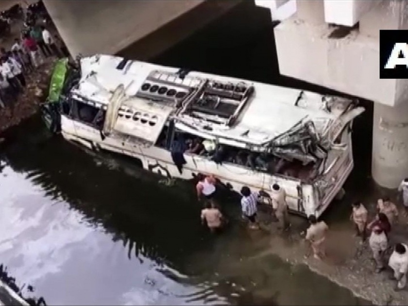 29 persons dead after a bus fell into jharna nalla on Yamuna Expressway in Agra | आग्र्यात बसचा भीषण अपघात; 29 जणांचा मृत्यू