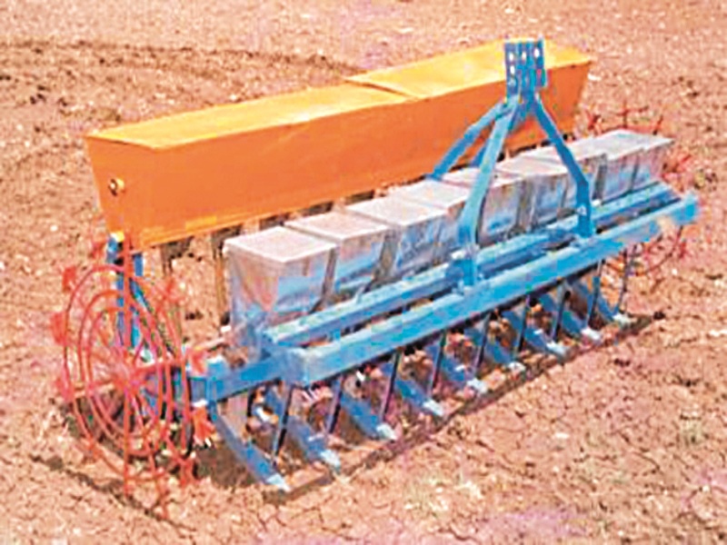 Grassroot Innovator: The peak token device running on tractors was popular among the farmers | ग्रासरूट इनोव्हेटर : ट्रॅक्टरवर चालणारे पीक टोकन यंत्र शेतकऱ्यांमध्ये ठरले लोकप्रिय