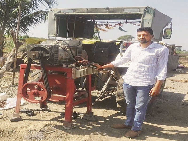 Grassroot Innovator: Carrying a power block by the farmer, the motor pump is started | ग्रासरूट इनोव्हेटर : शेतकऱ्याने वीज खंडावर मात करत असा केला मोटार पंप सुरू