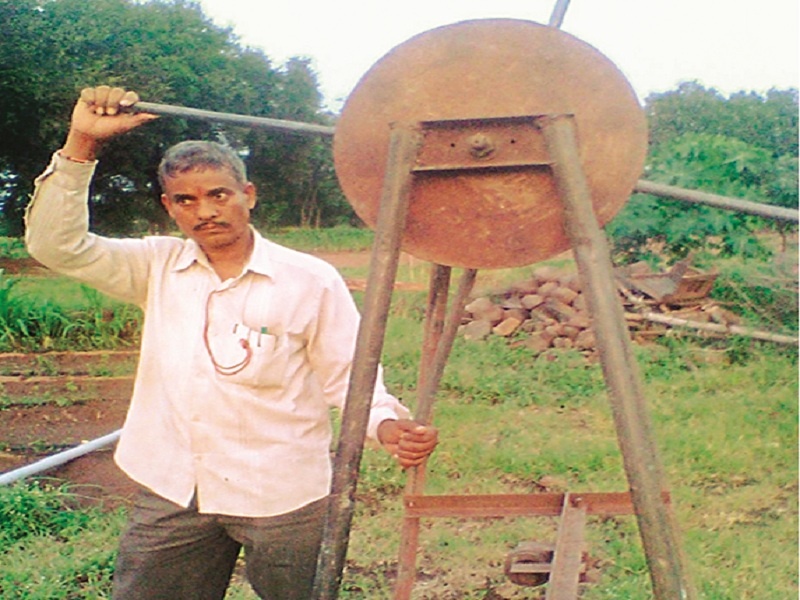 Grassroot Innovator: A researcher farmer made Tankappi for difficult task | ग्रासरुट इनोव्हेटर : संशोधक शेतकऱ्याने बनवली अवघड काम करणारी तानकप्पी