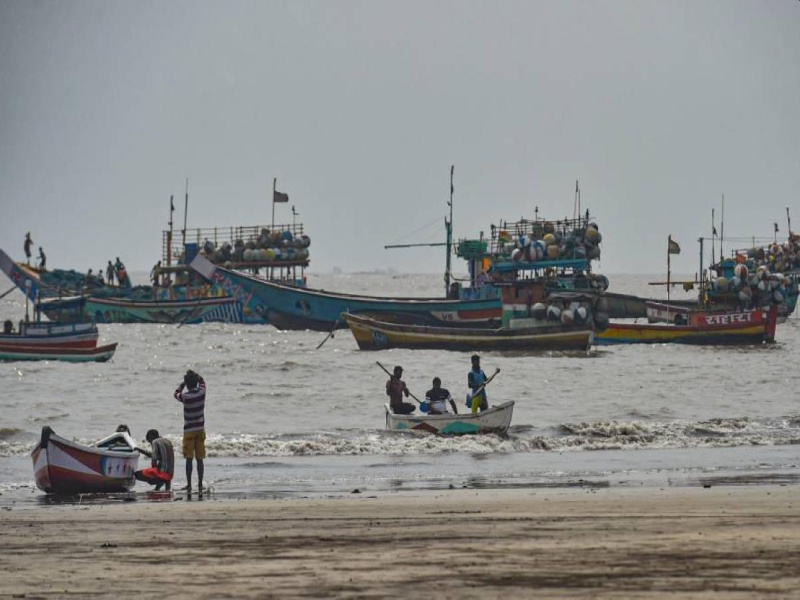 The 256 fishing boats have not yet returned; Anxiety worries fishermen in Thane, Palghar | मच्छीमारीसाठी गेलेल्या २५६ बोटी किनाऱ्याला लागण्याची प्रतिक्षा