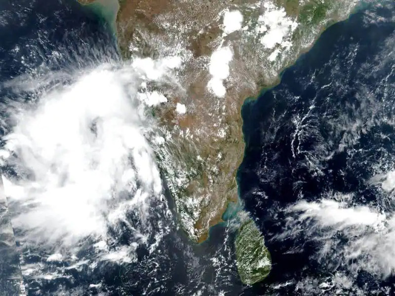 Cyclone Tauktae Updates: Cyclone Tauktae is approaching Mumbai; From 150 km now directly at a distance of 120 km | Cyclone Tauktae Updates: तौत्के चक्रीवादळ आणखी मुंबईच्यानजीक येतंय; १५० किमी वरून आता थेट १२० किमी अंतरावर