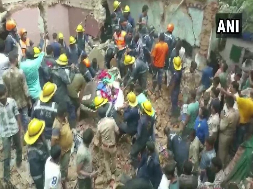 A three-storey building collapses in Amraiwadi area in Ahmedabad | अहमदाबादमध्ये तीन मजली इमारत कोसळली; एकाचा मृत्यू 