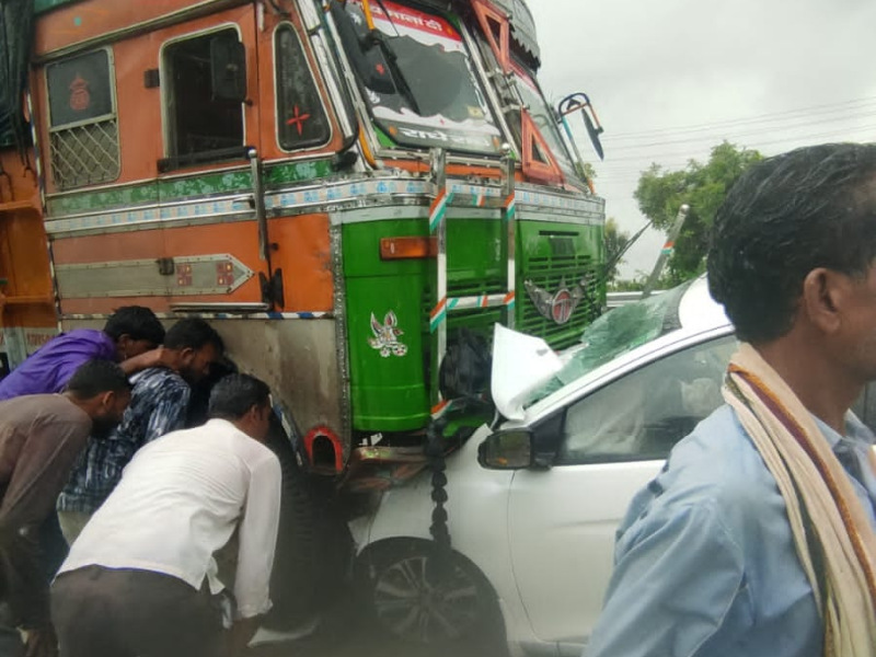 Woman killed in car crash on truck; Injured hospitalized, incident in Amravati | ट्रकवर धावती कार आदळून महिला ठार; जखमींना रुग्णालयात केले दाखल, अमरावतीमधील घटना