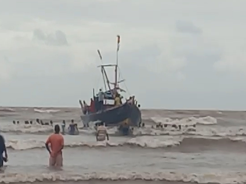 Video: Another boat sinks in Dapoli; Local fishermen made strenuous efforts to save | Video: दापोलीत पुन्हा एक बोट बुडाली; स्थानिक मच्छीमारांनी वाचवण्यासाठी केले शर्थीचे प्रयत्न