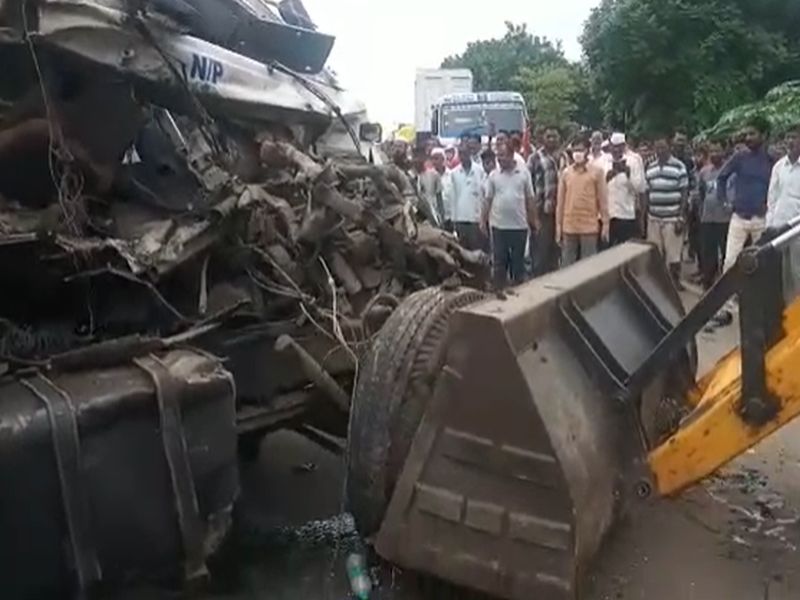 The two containers collided head-on; Two drivers injured, accident on Nagpur-Mumbai highway | दोन कंटेनर समोरासमोर धडकले; दोन चालक जखमी, नागपूर-मुंबई महामार्गावरील अपघात