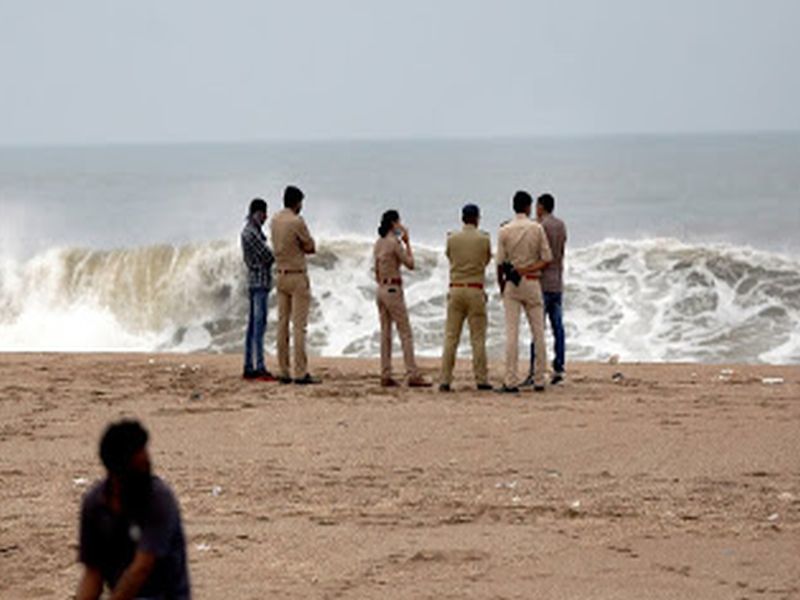 Tauktae Cyclone: 8 bodies found on Raigad beach in two days; Identification work underway | Tauktae Cyclone: रायगड समुद्रकिनारी दोन दिवसांत आढळले ८ मृतदेह; ओळख पटवण्याचे काम सुरू