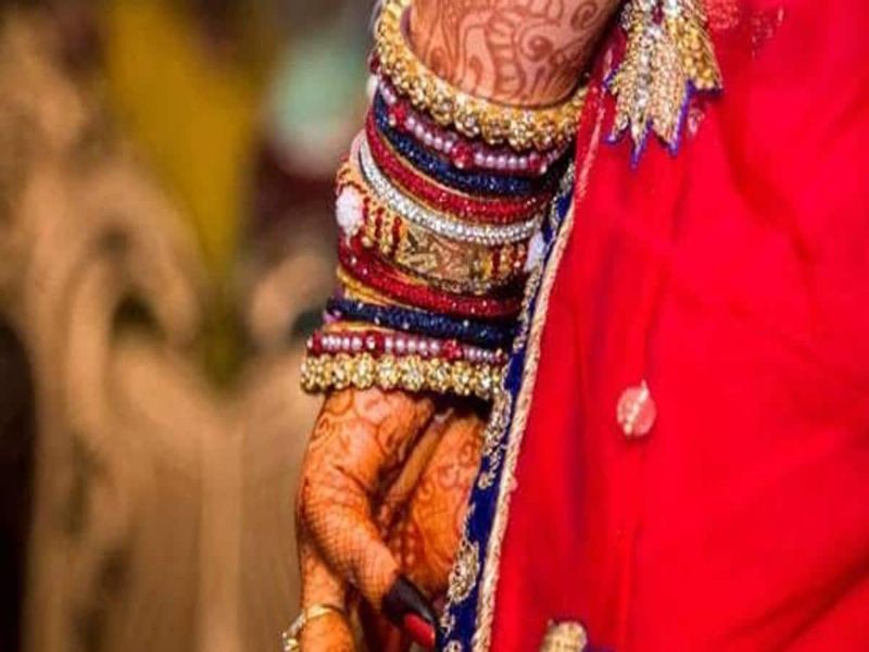 Bride who escaped with boyfriend at midnight carrying 15 lakh jewels, got married a month ago | नवरीने मध्यरात्री प्रियकराला सासरच्या घरी बोलावले अन्...; घटना CCTV कॅमेऱ्यात कैद